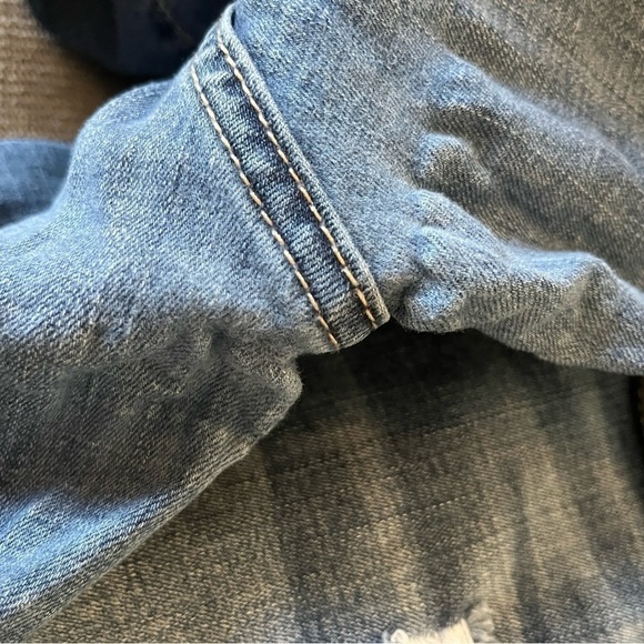 Abercrombie & Fitch Women’s Skinny Straight Leg Distressed Jeans - Picture 4 of 5